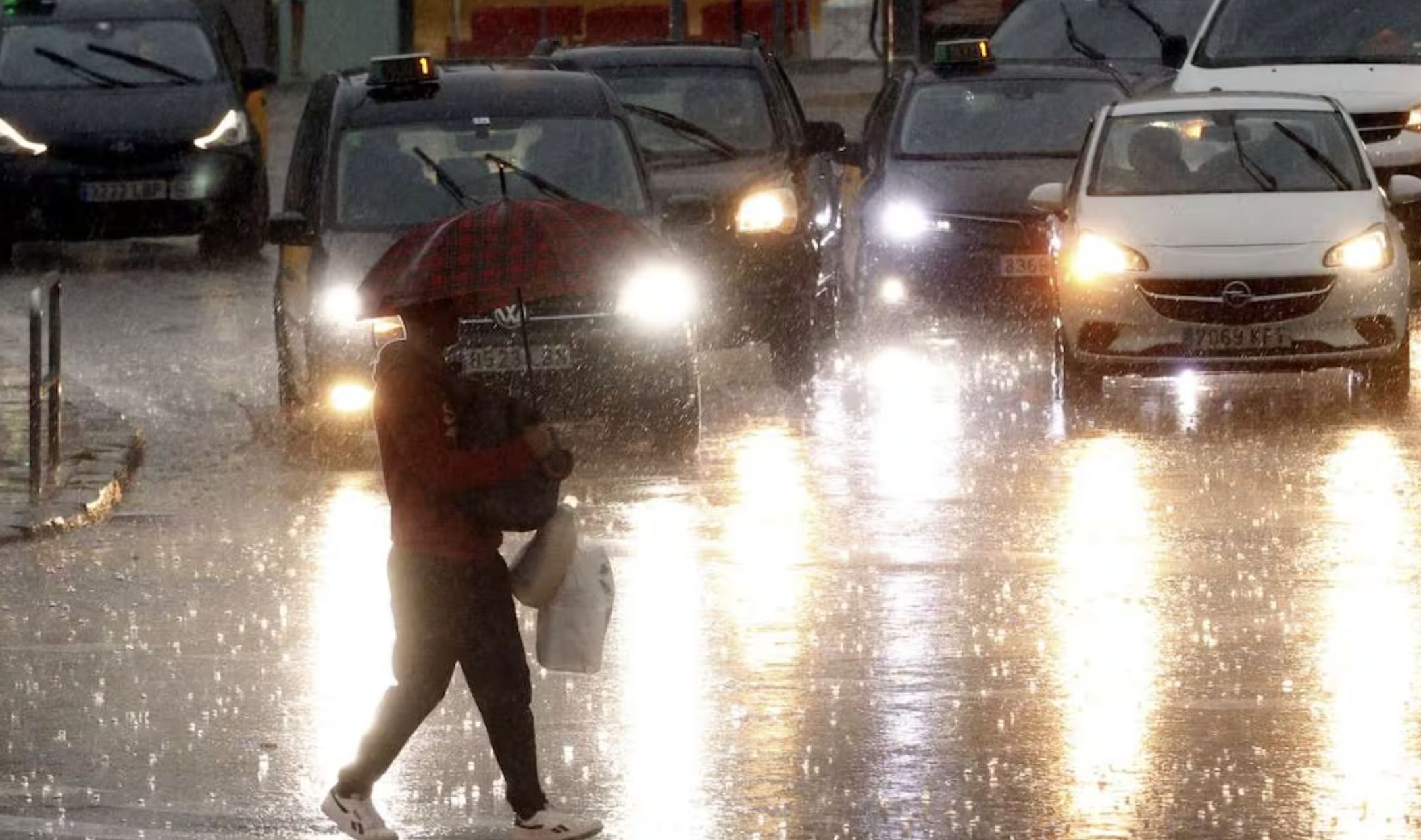 España – Lluvias torrenciales inundan carreteras de Cataluña; cancelan y desvían vuelos tras acumulación de agua (El Universal)